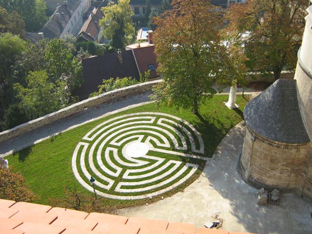Labyrinth neben dem romanischen Karner