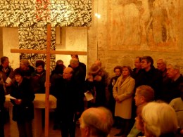 Pastor Kopp-Gärtner trägt das Kreuz auf der letzten Etappe des Stadtkreuzweges © Kunst im Karner - St. Othmar