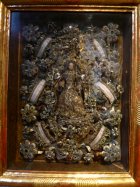 1) Reliquienbild, Maria in Wachs mit sechs Reliquien  Kunst im Karner