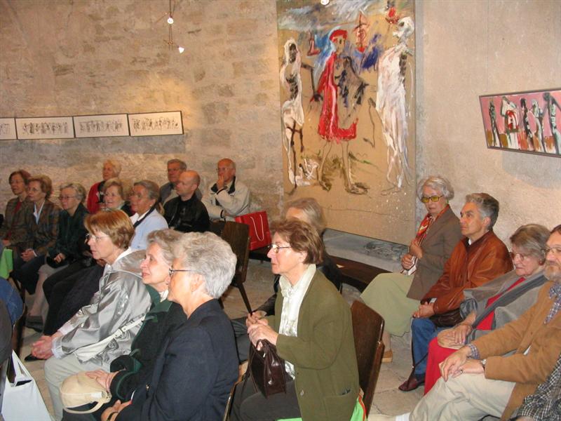 Zahlreiche interessierte Zuhörer im Karner © Kunst im Karner - St. Othmar
