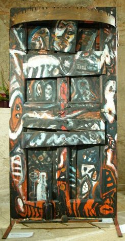Türskulptur "Die Kreuzigung", 1980; Holz, Leinen, Ölfarbe, Eisen, PVC, 210x105x40 cm © Adolf Frohner - Kunst im Karner - St. Othmar