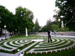 Beleuchtung des Labyrinths neben dem Karner © Kunst im Karner - St. Othmar
