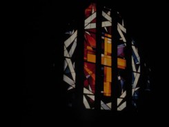 Glasfenster in der Kapelle © Kunst im Karner - St. Othmar