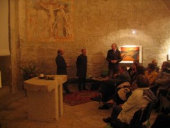 Ulrich Krauss und Benedikt Traut mit Pfarrer Klaus Heine bei der nachfolgenden Diskussion © Kunst im Karner - St. Othmar